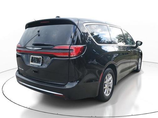 2023 Chrysler Pacifica Touring-L