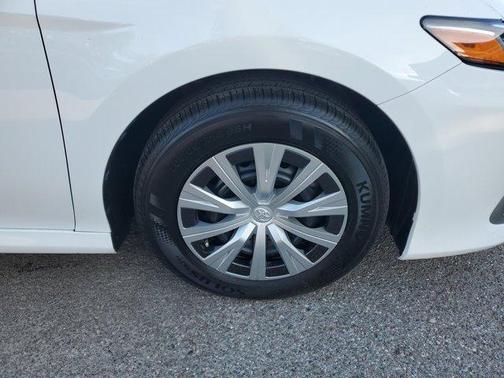 2022 Toyota Camry Hybrid LE