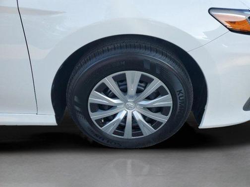 2022 Toyota Camry Hybrid LE