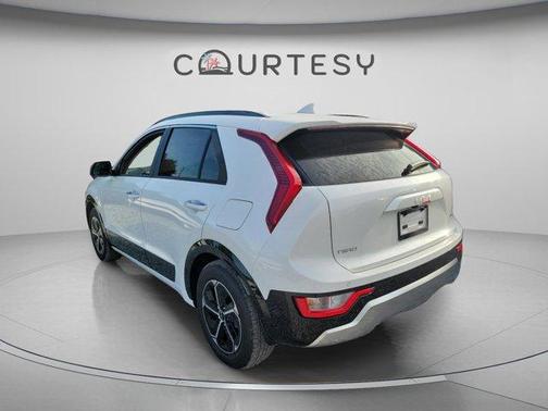 Snow White Pearl 2026 Kia Niro SX