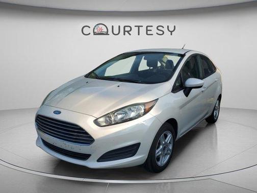 White Platinum Clearcoat Metallic 2017 Ford Fiesta SE