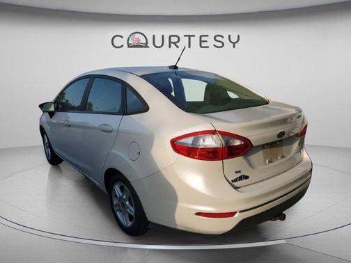 White Platinum Clearcoat Metallic 2017 Ford Fiesta SE