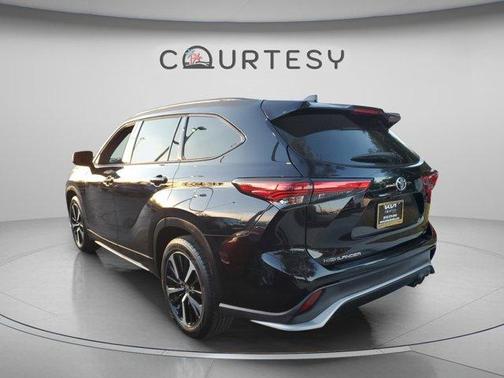 Midnight Black Metallic 2022 Toyota Highlander XSE