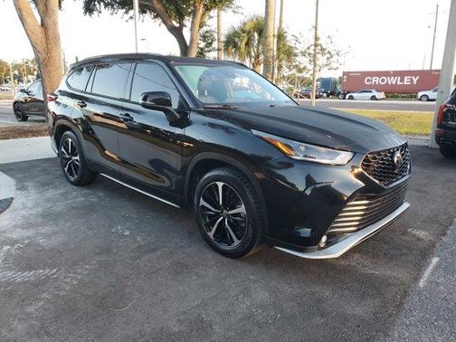 Midnight Black Metallic 2022 Toyota Highlander XSE