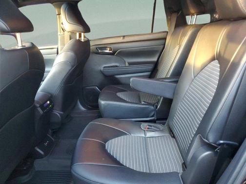 Midnight Black Metallic 2022 Toyota Highlander XSE