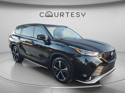 Midnight Black Metallic 2022 Toyota Highlander XSE