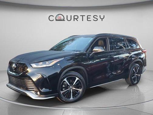 Midnight Black Metallic 2022 Toyota Highlander XSE