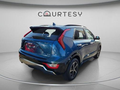 Mineral Blue 2025 Kia Niro SX