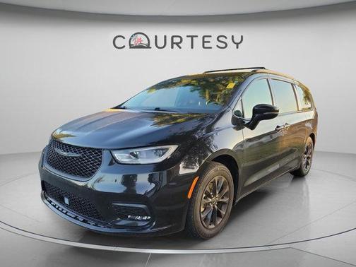 Brilliant Black Crystal Pearlcoat 2021 Chrysler Pacifica Touring-L