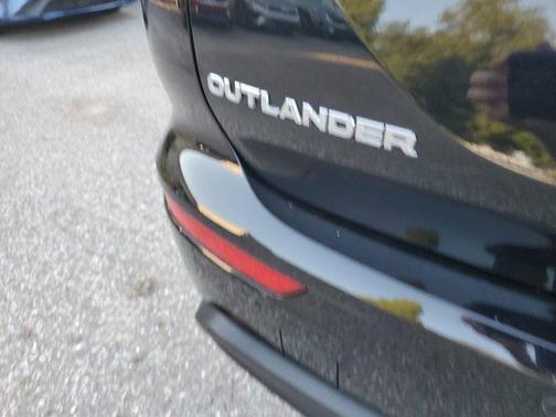 2022 Mitsubishi Outlander ES