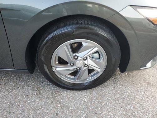 2024 Hyundai ELANTRA SE