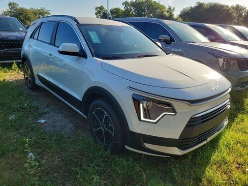 Snow White Pearl 2026 Kia Niro LX