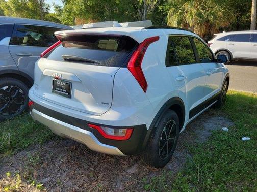 Snow White Pearl 2026 Kia Niro LX