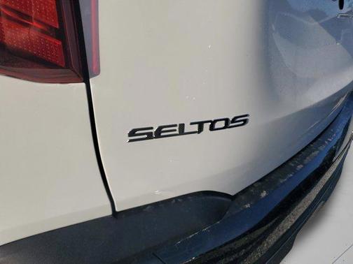 Clear White / Black Roof 2026 Kia Seltos S