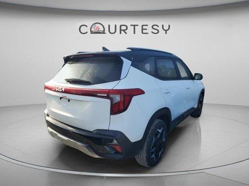 Clear White / Black Roof 2026 Kia Seltos S