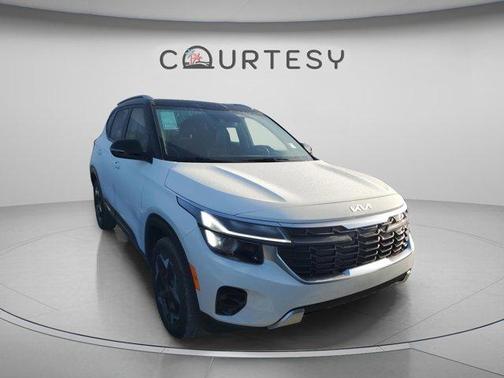 Clear White / Black Roof 2026 Kia Seltos S