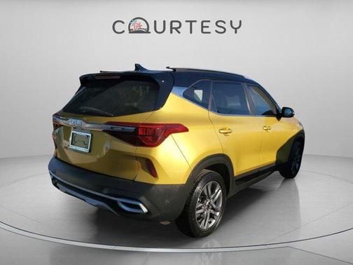 Starbright Yellow / Black Roof 2023 Kia Seltos S