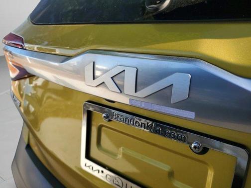 Starbright Yellow / Black Roof 2023 Kia Seltos S