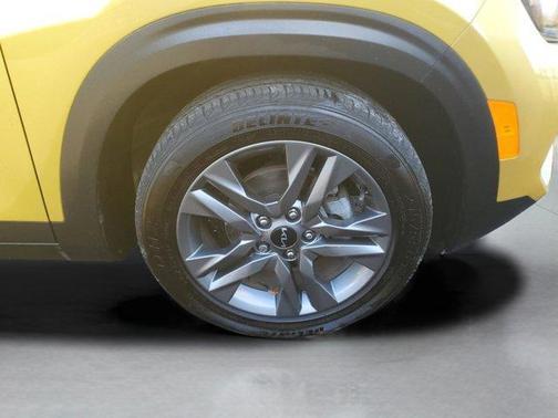 Starbright Yellow / Black Roof 2023 Kia Seltos S