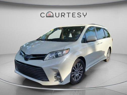 Blizzard Pearl 2020 Toyota Sienna XLE