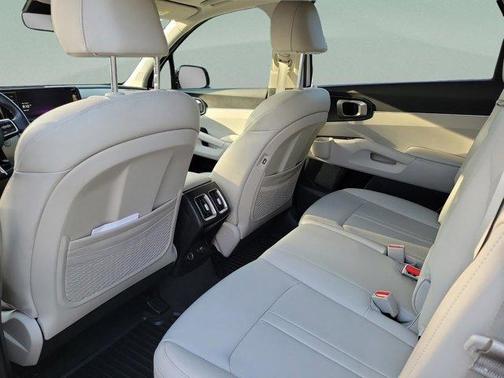 Glacial White Pearl 2023 Kia Sorento S