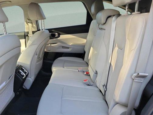 Glacial White Pearl 2023 Kia Sorento S
