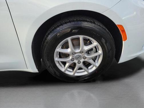 Bright White Clearcoat 2025 Chrysler Pacifica Select