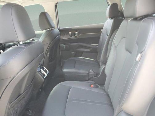 Glacial White Pearl 2026 Kia Sorento EX