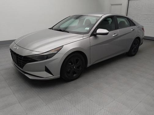 Shimmering Silver Pearl 2023 Hyundai ELANTRA SEL