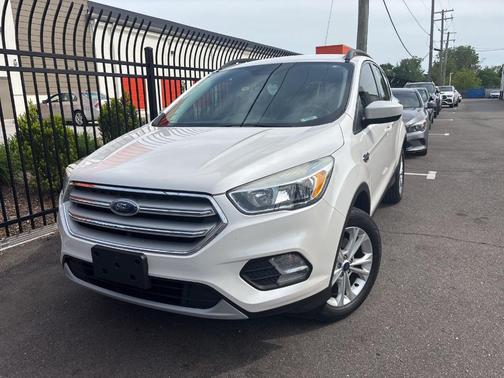 White Platinum Tri-Coat Metallic 2018 Ford Escape SE