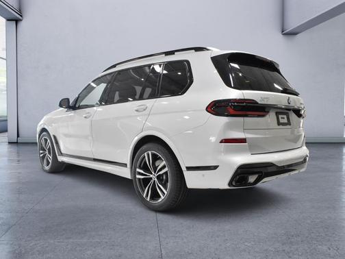 Mineral White Metallic 2025 BMW X7 xDrive40i