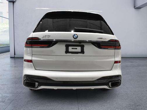 Mineral White Metallic 2025 BMW X7 xDrive40i
