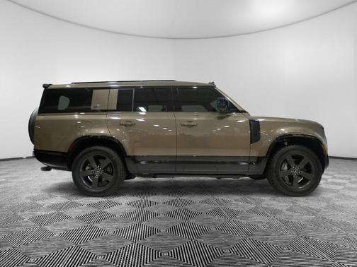 2023 Land Rover Defender SE