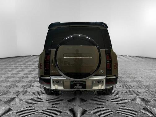 2023 Land Rover Defender SE