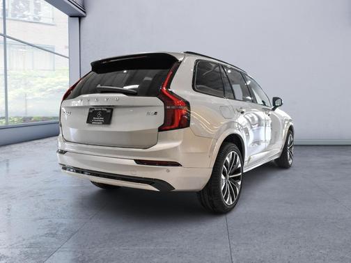 Bright 2026 Volvo XC90 B6 Ultra Dark Theme 7-Seater