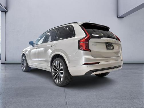 Bright 2026 Volvo XC90 B6 Ultra Dark Theme 7-Seater