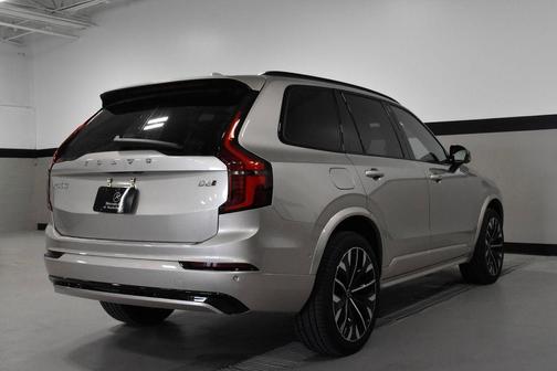 Bright 2026 Volvo XC90 B6 Ultra Dark Theme 7-Seater