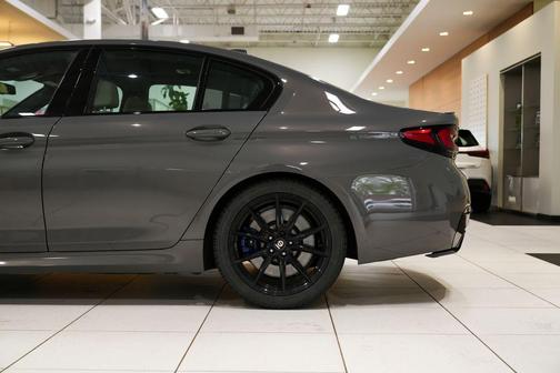 Bernina Gray Amber Effect Metallic 2022 BMW M550 i xDrive