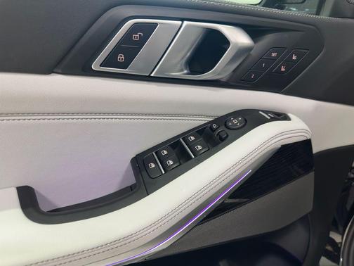 Black Sapphire Metallic 2025 BMW X5 xDrive40i