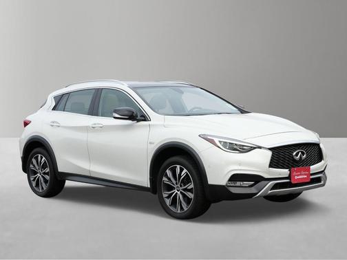 2017 INFINITI QX30 Premium