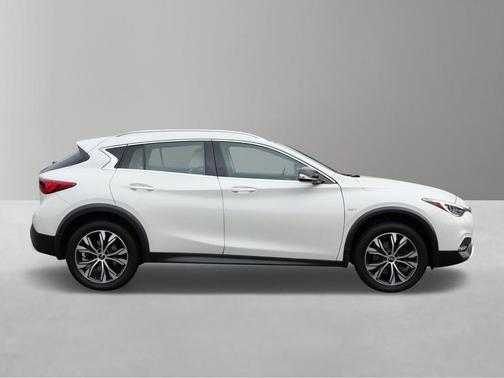 2017 INFINITI QX30 Premium