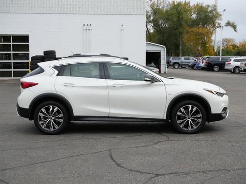 2017 INFINITI QX30 Premium