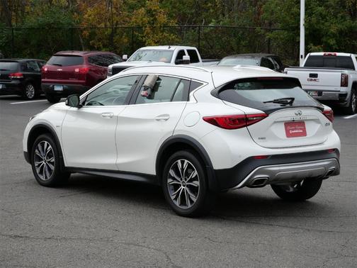 2017 INFINITI QX30 Premium