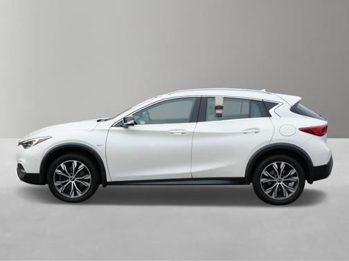 2017 INFINITI QX30 Premium