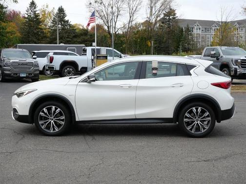 2017 INFINITI QX30 Premium