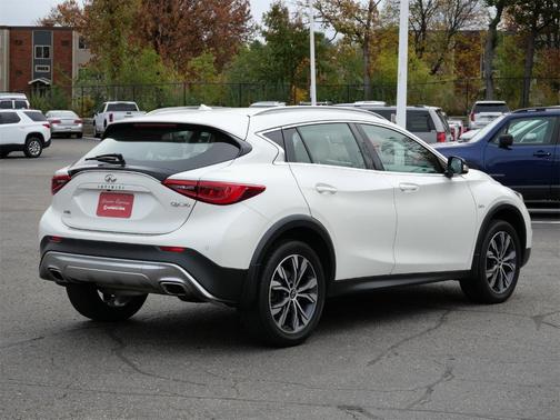 2017 INFINITI QX30 Premium