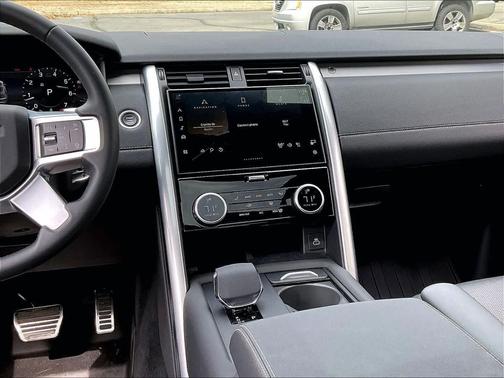 Santorini Black Metallic 2025 Land Rover Discovery P300 Dynamic SE