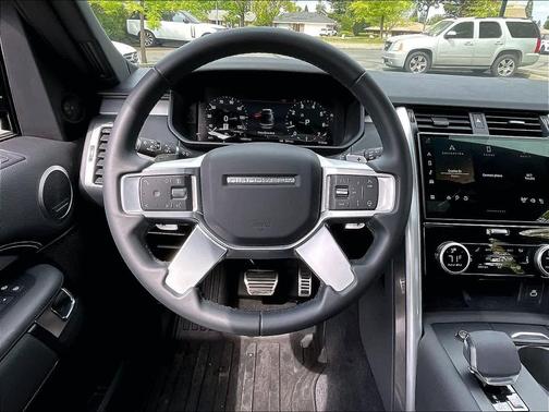 Santorini Black Metallic 2025 Land Rover Discovery P300 Dynamic SE