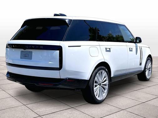 Fuji White 2026 Land Rover Range Rover P400 SE 7 Seat