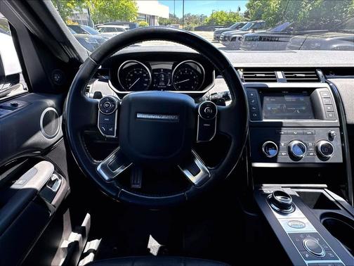 Fuji White 2017 Land Rover Discovery SE